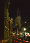 852086 Gezicht op de Stadhuisbrug te Utrecht, met het Stadhuis en de Domtoren, bij avond.
